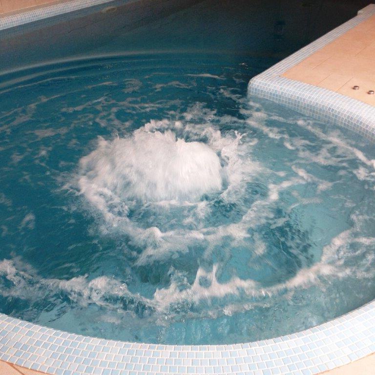 Бассейн в частном доме с гейзером