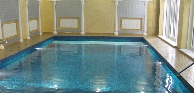 Бассейн с жалюзийным укрытием зеркала воды